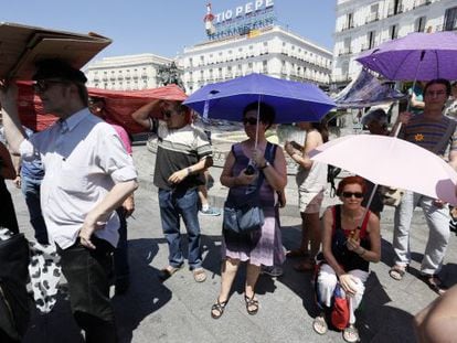 People trying to keep cool in Madrid's Sol Square on June 26.