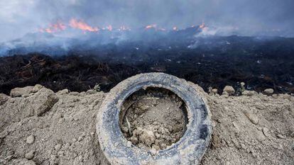 The tire dump at Seseña burns.