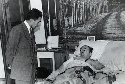 Manuel Araya speaks to Neruda (in bed) in a Santiago hospital in 1973.
