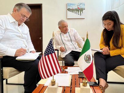 (l-r) Mexican Foreign Minister Marcelo Ebrard, President Andrés Manuel López Obrador and an aide during the call with US President Joe Biden.