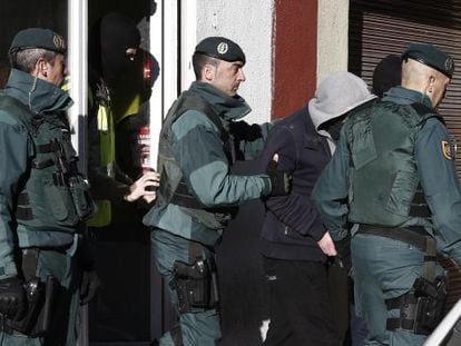 Spanish Civil Guards arrest a man accused of collaborating with the Islamic State in Pamplona.