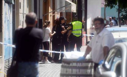 Police outside the building where the bodies of Ana Lucía da Silva and Salvador Ramírez were found last Friday.