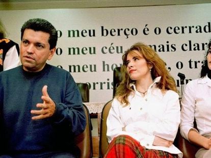 Gloria Trevi (centro), Sergio Andrade (izquierda) y Raquel Portillo (derecha), tras su detención en Brasil en 2000 acusados de secuestro y abuso de menores.