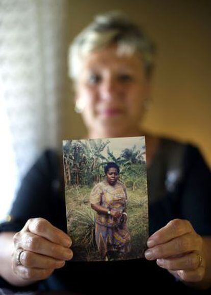 A resident of Mélida, where Juliana Bonoha spends her vacations, shows a picture of the missionary.