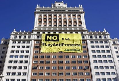 Greenpeace activists unfurl a large placard from the Espa&ntilde;a building in Madrid on Saturday.