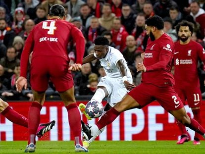 Vinicius, surrounded by Liverpool players, shoots for Real Madrid's first goal in the first match of the Champions League round of 16 at Anfield on February 21.