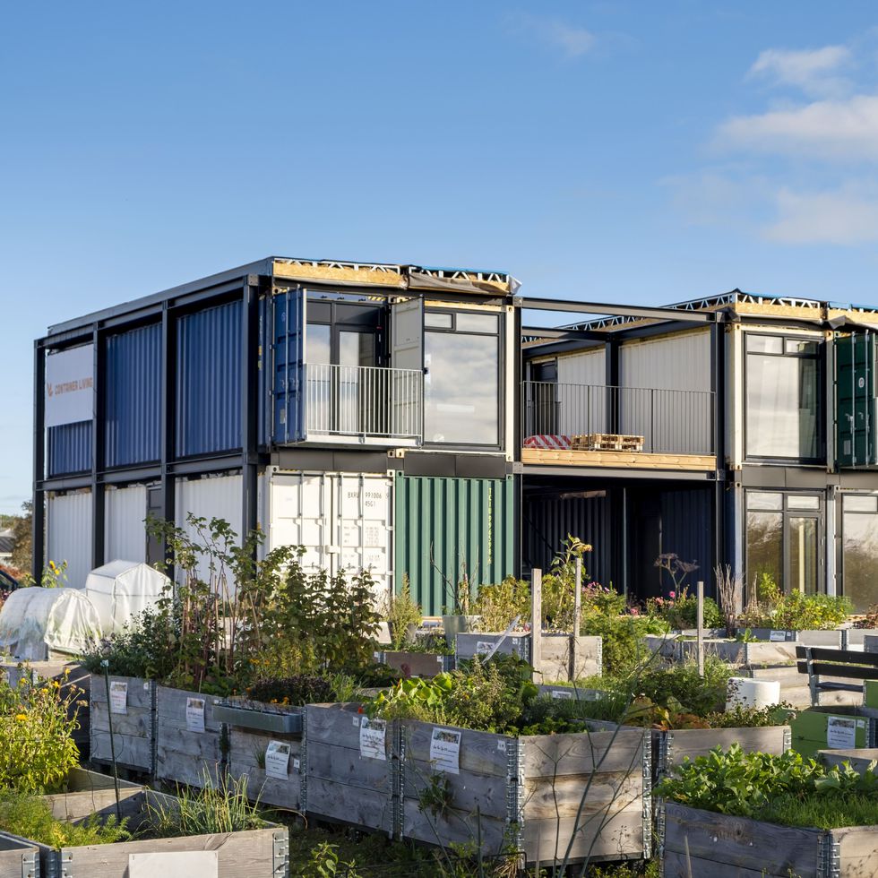 The trend of living in houses made with shipping containers, Society
