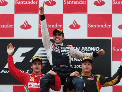 (L to R) Ferrari&#039;s Fernando Alonso, Williams&#039; Pastor Maldonado and Lotus F1 Team&#039;s Kimi Raikkonen celebrate on the podium. 