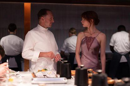  Ralph Fiennes and Anya Taylor-Joy in 'The Menu.'