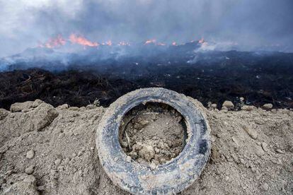 The tire dump at Seseña burns.