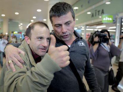 &Oacute;scar S&aacute;nchez (left) is greeted by relatives and well-wishers at El Prat airport last week. 
