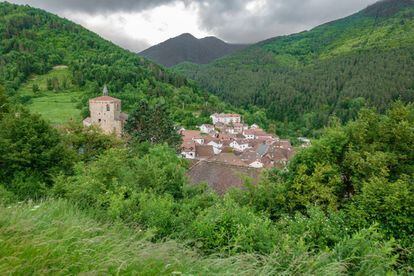 In Isaba, the most northerly of the seven villages in the Navarrese valley of Roncal, the average night-time temperature is 11.6ºC and daytime sees highs of just 23ºC. It’s a good place to escape from the summer heat and it also offers other attractions such as the riverside Foz de Burgui, the towering Larra karstic massif, and the Ezka river which provides the backbone to the widely contrasting landscapes. Roncal is also home to the only glacier-made valley in Navarre – Belagua. As you climb up to the Belagua pass, forests give way to high mountain pasture and finally rock. Altogether, there is plenty of scope here for ecotourism.