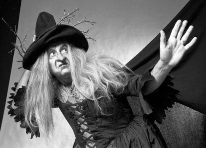 Tenor Andrea Velis, from the Metropolitan Opera, dressed as a witch in 'Hansel and Gretel' in December 1971.