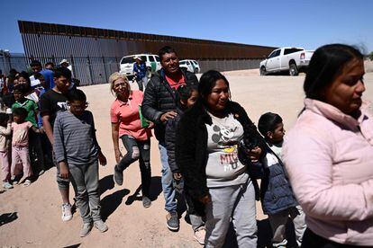 A group of migrants surrender to the border patrol at the entry point separating Ciudad Juárez (Mexico) from El Paso in the U.S.