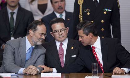 Mexico&#039;s President Enrique Pe&Ntilde;a Nieto (right) speaks to PAN leader Gustavo Madero.