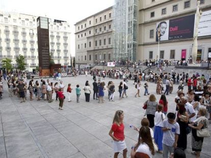 Scores of visitors wait in line to see the Dalí exhibition at the Reina Sofía.