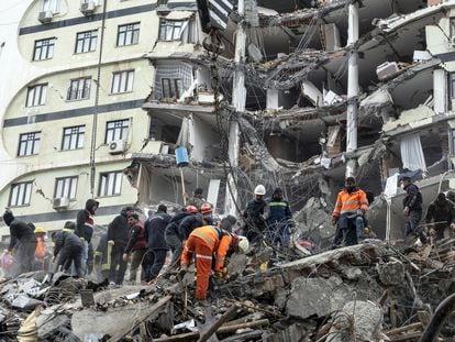 Emergency personnel search for survivors among the rubble of a collapsed building, this Monday in Diyarbakir (Turkey).