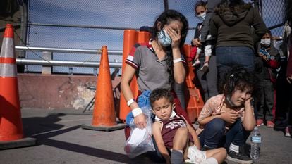 Vilma Iris Peraza with her children Erick and Adriana, from Honduras, at the Ciudad Juárez crossing on March 18.