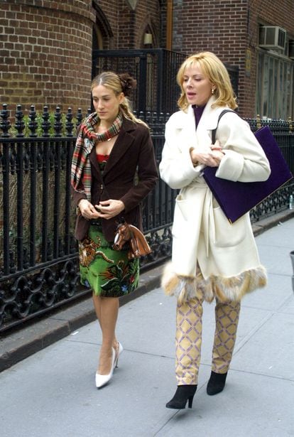 Sarah Jessica Parker and Kim Cattrall during the filming for an episode of ‘Sex and the City’ in 2001. 