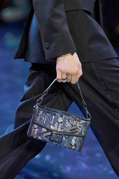 The disco spirit of Studio 54 appropriates this rigid and glazed variation of the emblematic Fendi Baguette model for next winter.