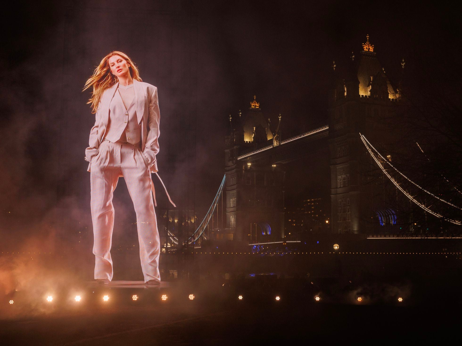 A 33-foot Gisele Bündchen: Fashion turns to holograms to capture the  public's attention, Culture