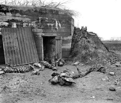 "Final German resistance in Hooglede (Belgium)," reads the author's note on this negative.