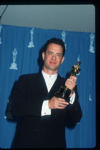 Tom Hanks with the Oscar for Best Actor, which he won for his role in 'Forrest Gump.'