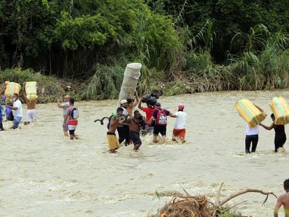 A group of Venezuelan citizens crosses the Táchira river, in an attempt to reach Cúcuta in Colombia.