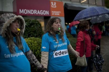 Employees of the Spanish electrical appliance maker Fagor&#039;s Edesa plant protest in defense of their jobs.
