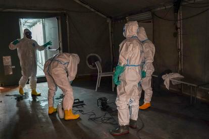 Members of the Emergency Military Unit disinfect the showers of the Ifema shelter.