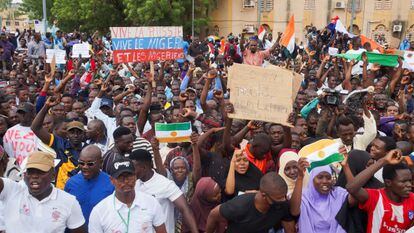 Manifestantes a favor del golpe de Estado en Níger