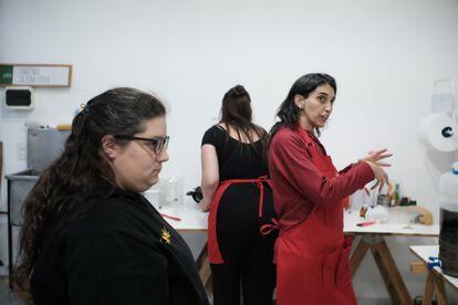 Yamila Peluso, Julieta Molina, and Valeria Salech work in the Mamá Cultiva laboratory.