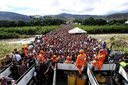 Tens of thousands of Venezuelans wait to cross into Colombia on Sunday.