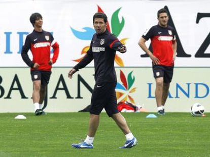 Diego Simeone oversees Atl&eacute;tico&#039;s training session on Friday. 