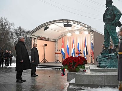 President Miguel Díaz-Canel of Cuba and his Russian counterpart, Vladimir Putin, at the inauguration of a monument honoring Fidel Castro in Moscow, on Tuesday, November 22, 2022.