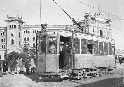 An old tram photographed in front of the Las Ventas bullfighting square in 1951.