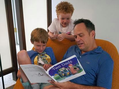Wes Brown, right, reads to children