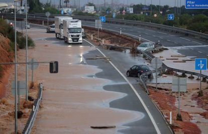 Vehicles trapped on the AP-7 freeway, near the town of San Pedro de Pinatar (Murcia).