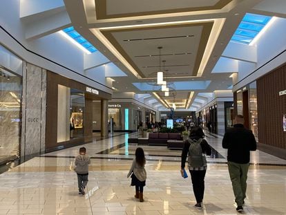 A family, in the King of Prussia shopping center, in Pennsylvania (United States).