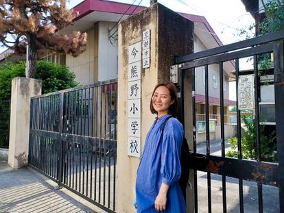 Hikari Yurugi, in front of the Imakumano School in Kyoto, where she studied, just like her father. It closed almost a decade ago, due to lack of children.