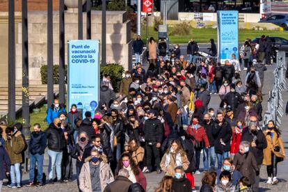 La gente hace cola para vacunarse en el Centro de Convenciones Fira de Barcelona.