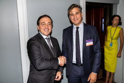 José Manuel Albares, Minister of Foreign Affairs, European Union and Cooperation of Spain (left), greets Manuel Tovar, Minister of Foreign Trade of Costa Rica.