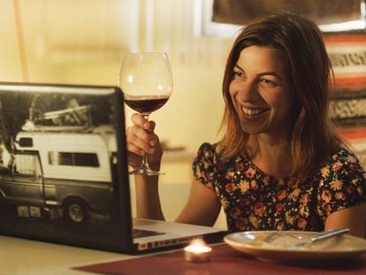 Natalia Tena, having dinner remotely with her partner, in a scene from the movie 'Long Distance' (2014).
