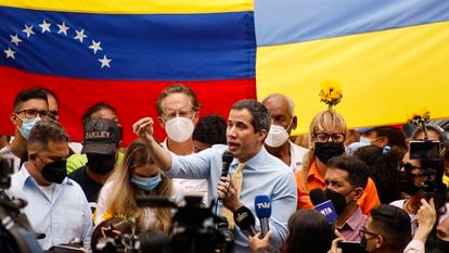 Opposition leader Juan Guaido (c) speaking last week in Caracas.