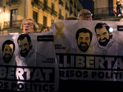 Protesters demanding the release of jailed independence leaders.