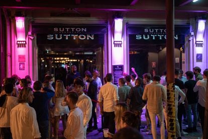 Youngsters waiting to enter the nightclub Sutton in Barcelona.