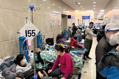Patients lie on beds in a hallway at the emergency department of Zhongshan Hospital, Shanghai, January 3, 2023. 