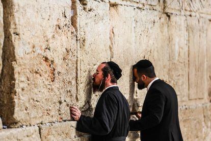 Dos judíos ortodoxos rezan en el Muro de las Lamentaciones, en Jerusalén. 