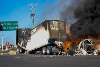 A truck on fire in the streets of Culiacán.