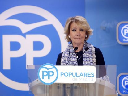 Esperanza Aguirre speaks to the press on Sunday.